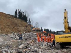塘房镇凉水村发生山体滑坡造成18户房屋被掩埋44人失联