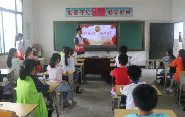 让学生感受到被关注被关爱的温暖成为学生精神世界的良师益友 让学生感受到被关注被关爱的温暖成为学生精神世界的良师益友