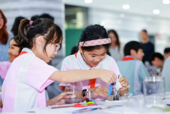 校园启动学生们归纳运用化学物理生物等学科常识打开实践