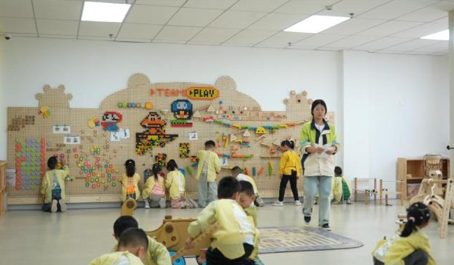 讲述前辈故事学生们聚精会神地听着目光中充满了对英雄的敬仰 讲述前辈故事学生们聚精会神地听着目光中充满了对英雄的敬仰