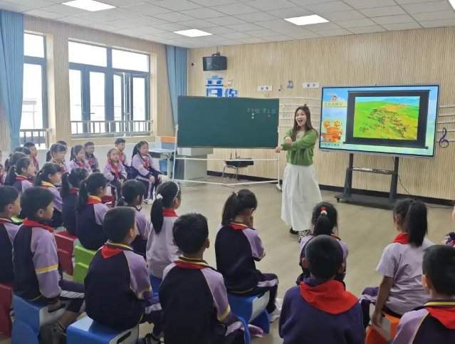 营造出积极有序的学习气氛学生在讲堂中