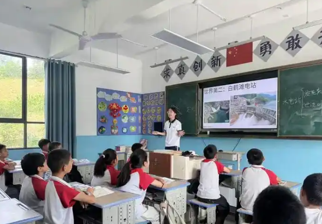 学子们用真挚与热心为的孩子们打开了一
