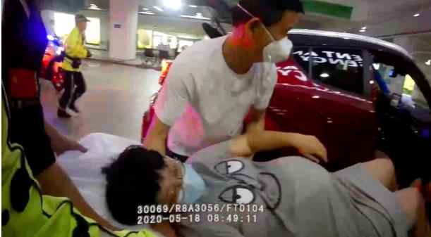 孕妇羊水破了被堵深圳高速上,铁骑早高峰中开绿色通道接力护送