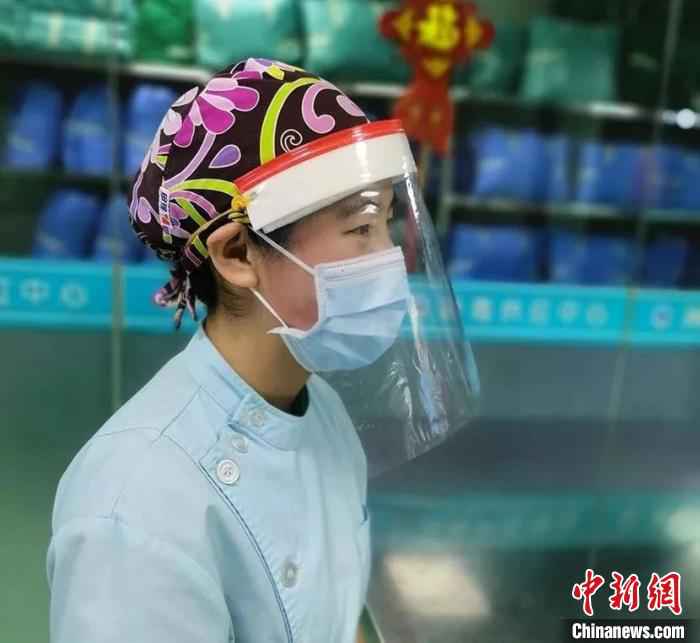 图为护士们自制的面屏。 医院供图 摄 内蒙古组建“缝纫机医队”自制“N95”口罩助力疫情防控