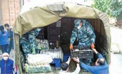 他们送来的是希望 驻鄂部队130辆卡车帮助配送生