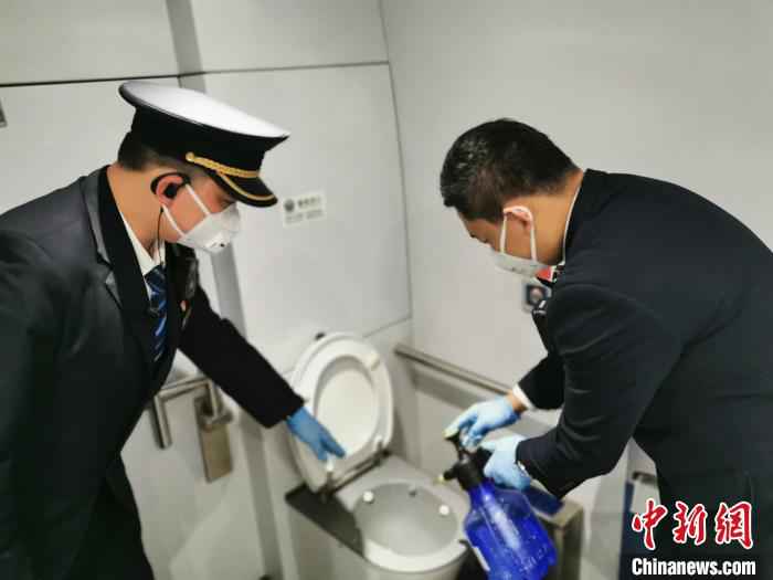 黄涛指导同事为卫生间消毒。沈铁 供图 最美“逆行”列车长与列车里飞出的“战疫”之歌