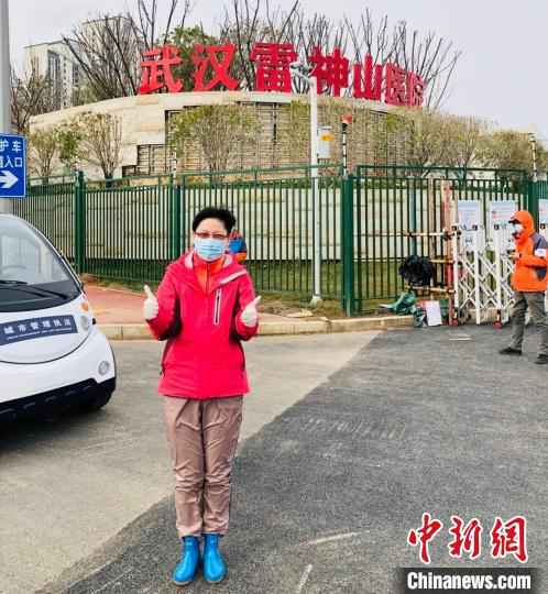 金艺在雷神山医院前。民盟上海市委会供图 驰援雷神山医院的民盟盟员金艺:站好最后一班岗