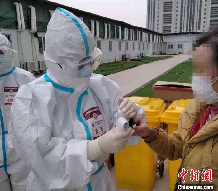 金艺在接待病人。民盟上海市委会供图 驰援雷神山医院的民盟盟员金艺:站好最后一班岗