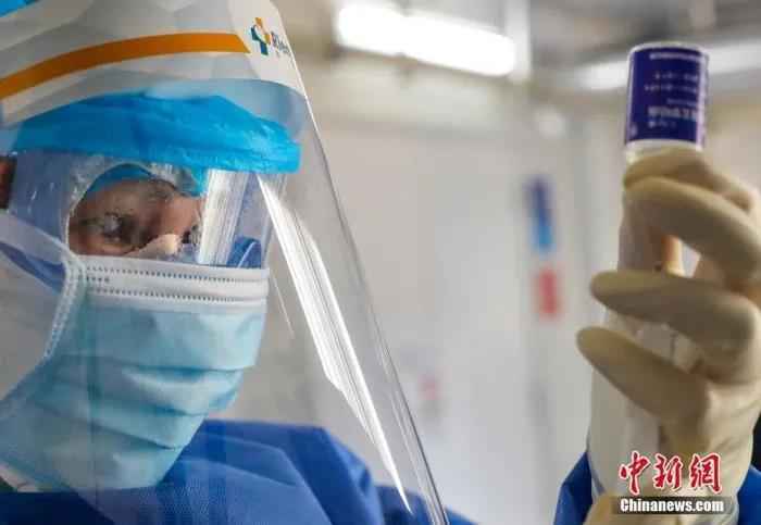 资料图:火神山医院感染二科一病区的隔离病房内护士长胡晶在工作中。中新社记者 张畅 摄 天使,节日快乐!