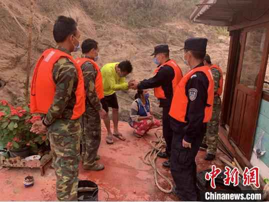 图为中老协作在湄公河上救援老挝遇险货船。云南省公安厅供图 中老协作在湄公河上成功救援老挝遇险货船