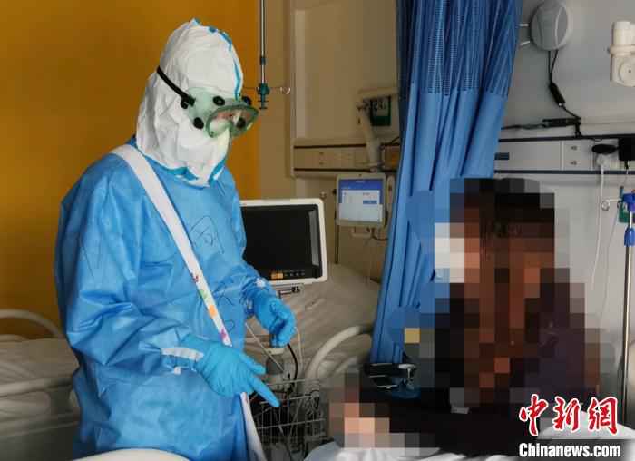 徐颖进行“话疗”。受访者供图 北京小汤山医院抗疫一线:“姐妹花”组建“话疗”小分队